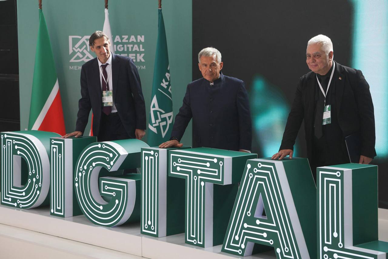 В Казани стартовал Kazan Digital Week 2025 Сегодня состоялось официальное открытие одного из главных цифровых событий года международного форума Kazan Digital Week 2025 С приветственным словом к участникам обратился Раис Республики Татарстан Рустам Минниханов Он отметил что форум становится уникальной площадкой для обсуждения цифровых технологий и что Татарстан готов создать максимальные условия для проведения подобных мероприятий В ближайшие дни участников ждут десятки сессий презентаций и встреч от инноваций в финтехе до искусственного интеллекта и кибербезопасности Следить за главными новостями форума и смотреть прямые включения можно в нашем канале и в официальном телеграм канале Kazan Digital Week