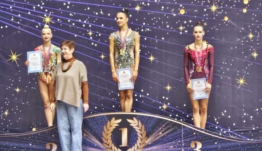 Новороссийская гимнастка Мария Тюленева завоевала серебряную медаль на краевом чемпионате В Краснодаре завершился региональный чемпионат по художественной гимнастике организованный в рамках национального проекта Спорт России который собрал сильнейших спортсменок со всего края Среди них особенно ярко проявила себя представительница Новороссийска воспитанница спортивной школы Олимпиец Мария Тюленева Выступая по программе мастеров спорта она продемонстрировала не только техническое мастерство но и подлинный спортивный характер Результатом упорных тренировок стало серебро соревнований Медаль принесла Марии не только почётное звание но и путёвку в основной состав сборной региона Теперь ей предстоит защищать честь края на Чемпионате ЮФО который пройдёт с 3 по 8 февраля в Сириусе пресс служба администрации Новороссийска Радио 104FМ Новая Россия Мы в МАХ