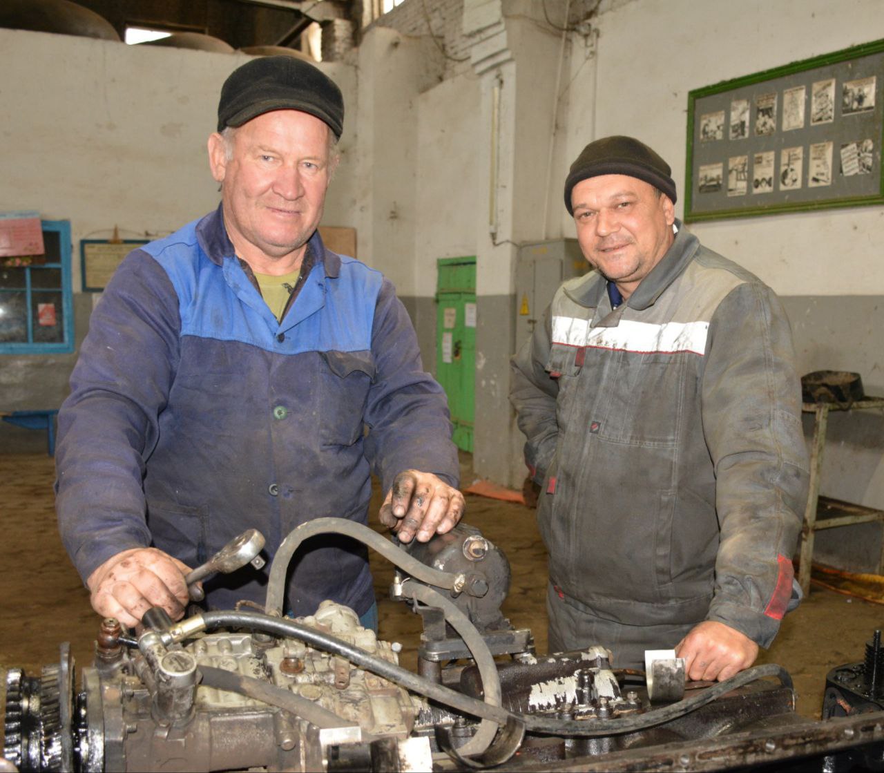Когда на полях СПК ПЗ Вторая Пятилетка наступает затишье жизнь перемещается под крышу машинно тракторной мастерской Здесь начинается ответственный этап плановый ремонт тракторного парка измотанного за время сева культивации пахоты и прочих агротехнических мероприятий В числе первых приступили к восстановлению агрегатов механизаторы второго подразделения Владимир Викторович Сигида и пятого Виктор Дмитриевич Гаврюшенко Из третьей бригады сюда уже прибыли Николай Алексеевич Постельняк Евгений Васильевич Бражко и Николай Васильевич Бондаренко Устраняет неисправности в гидроусилителе экскаватора Роман Васильевич Лапта который трудится в стройучастке На снимке Николай Васильевич Бондаренко и Евгений Васильевич Бражко Обоим предстоит провести капитальный ремонт своих тракторов Подробнее в номере нашей газеты от 23 декабря