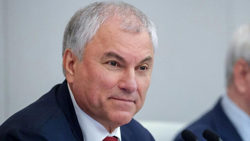 Вячеслав Володин поздравил с профессиональным праздником работников гражданской авиации Специалисты отрасли решают важные задачи направленные на повышение качества транспортных услуг для наших граждан развитие направлений воздушного сообщения обеспечение безопасности полетов отметил Председатель Госдумы Преданность делу пилотов авиадиспетчеров инженеров вызывает уважение Желаю здоровья и дальнейших успехов Председатель Госдумы Вячеслав Володин ergosdumaofficial