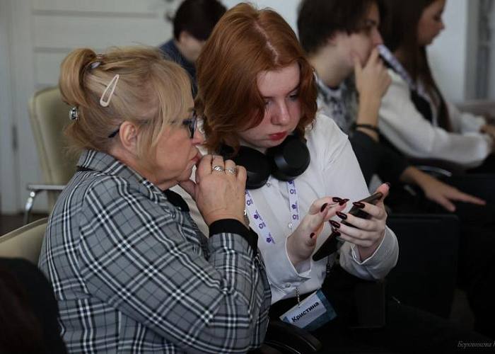 Минздрав Челябинской области запустил канал в Мах Медицинские новости и лайфхаки от врачей станут еще доступнее для южноуральцев У минздрава Челябинской области появился официальный канал в мессенджере Мах Подписчики нового канала смогут оперативно получать достоверную информацию от минздрава В нем будут публиковать новости о главных событиях в здравоохранении региона Медики поделятся полезными советами и рекомендациями по здоровому образу жизни расскажут как грамотно предупредить развитие болезней Южноуральцы активно используют отечественное приложение для удобного безопасного и бесперебойного общения обратили внимание в областном правительстве В мессенджере можно не только оставаться на связи со своими близкими но и следить за новостями региона в официальных каналах органов власти и СМИ Подписаться на vecherchel   Голосовать за канал