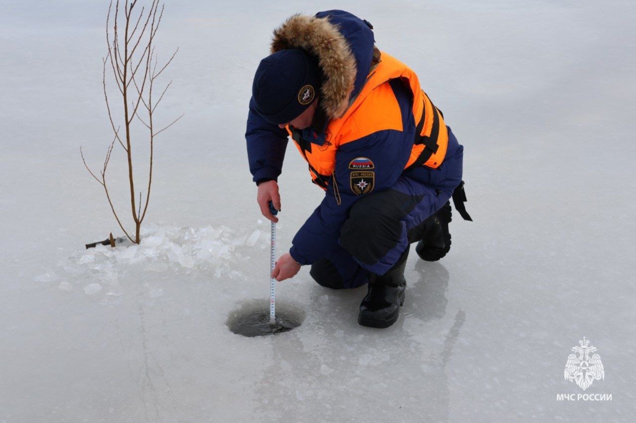 Зимой вода очень опасна!     Уже 3 происшествия на воде произошли с начала 2025 года. В каждом случае вблизи мест ЧП были размещены информационные знаки о запрете выхода на лёд! Игнорирование аншлагов и несоблюдение правил безопасности стоили жизни двум людям.   Главное управление МЧС России по Новгородской области напоминает жителям региона об опасностях тонкого льда!   Ежегодно неокрепший лед становится причиной гибели людей. Чаще всего среди погибших оказываются дети, которые гуляют вблизи замерзших водоемов без присмотра родителей, и рыбаки, выходящие на свой страх и риск на непрочный и коварный лед.    Избежать происшествий можно, если соблюдать правила поведения на льду:     не выходи на тонкий лед;    не проверяй прочность льда ударом ноги;   не приближайся к промоинам, трещинам, прорубям во льду;   не выходи на лед в темное время суток и при плохой видимости;    не оставляй детей на льду без присмотра!   Практически на всей территории Новгородской области действует запрет выхода на лёд. Выход на лёд озер разрешен в Мошенском округе.   В случае чрезвычайного происшествия звони по телефону «112».