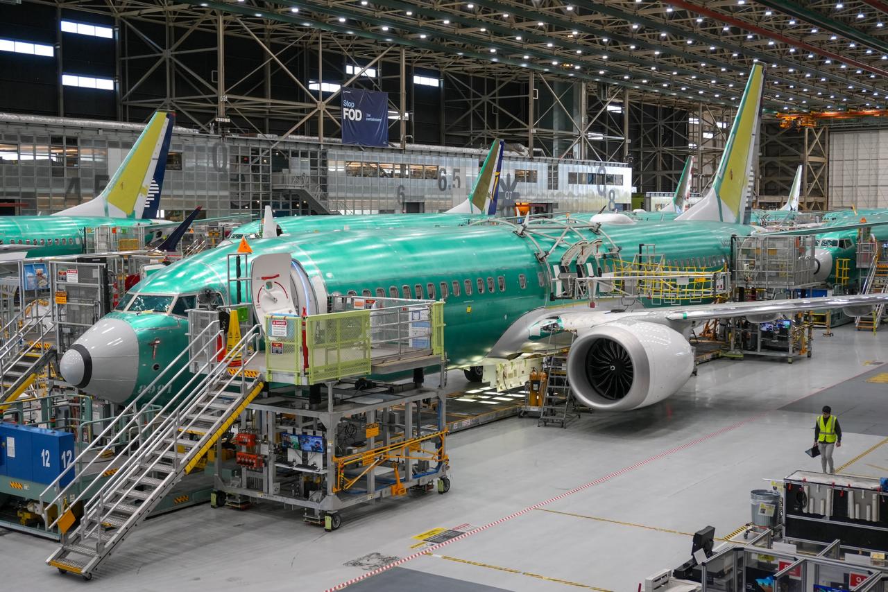FAA пока не готово снять ограничения c Boeing Федеральное управление гражданской авиации США FAA пока не готово снять ограничения на выпуск самолётов модели Boeing 737 MAX Лимит в 38 самолётов в месяц действует с начала 2024 года после инцидента с Alaska Airlines когда у 737 MAX 9 вырвало заглушку двери Руководитель FAA Брайан Бедфорд отметил что у Boeing есть прогресс но движение идёт настолько быстро насколько это разумно возможно Решение о росте производства будет приниматься снизу вверх окончательные выводы должны дать специалисты FAA работающие напрямую с заводами производителя Пока таких рекомендаций нет В августе регулятор объявил что перед возможным снятием лимита проведёт с Boeing специальные настольные учения для оценки рисков Их завершение ожидается к концу сентября Boeing тем временем планирует увеличить выпуск до 42 машин в месяц к концу года а затем выйти на 47 и более самолётов 737 MAX в месяц Ранее в 2025 году FAA продлило на три года действие программы Boeing ODA Organization Designation Authorization которая позволяет компании самостоятельно проводить определённые инспекции и сертифицировать работы от имени агентства Однако после длительной серии проблем у Boeing FAA намерено жёстко контролировать чтобы качество производства не пострадало ради темпов Именно от этого будет зависеть сможет ли Boeing ускорить выпуск своей ключевой модели    AviaNews