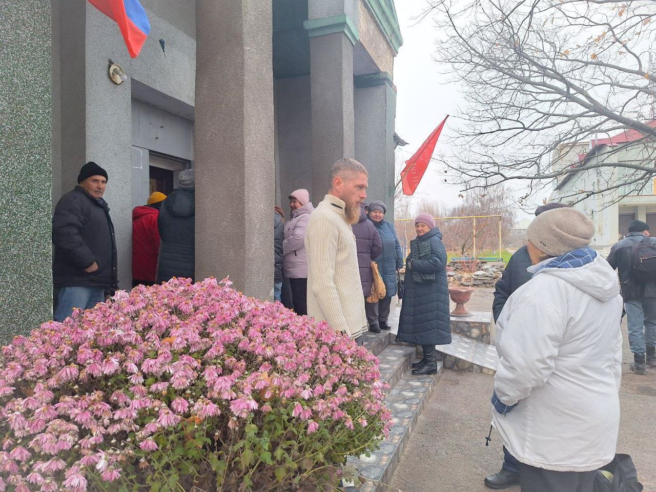 Начальник Малокаховского территориального отдела Роман Назаров продолжает вести прием граждан на постоянной основе  На прошлой неделе к нему и специалисту отдела обратились 12 жителей по вопросу инвентаризации имущества.   Пять человек обратились за помощью в оформлении договоров аренды земли и получением информации о количестве обрабатываемой земли.  Бабушки также просили о помощи в доставке дров, которые могут быть получены со спила аварийных деревьев, проводимого Малокаховским участком КСК.  Жители задавали вопросы по переоформлению автомобилей, работе социального фонда, а также просили помочь распечатать документы и узнать ИНН. Кроме того, многие интересовались контактными данными различных ведомств и получением гуманитарной помощи.  Роман Назаров всегда находит время для общения с жителями, интересуется их делами и старается помочь каждому.