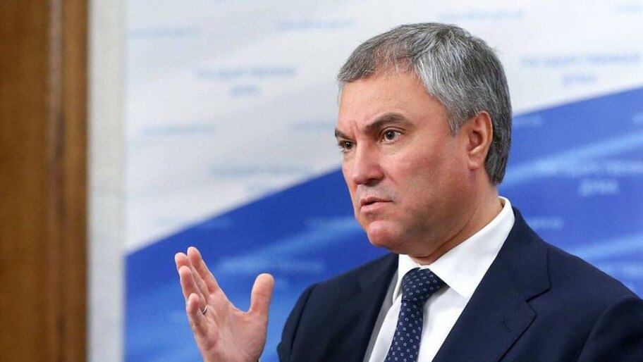 Володин озвучил новые инициативы в миграционном законодательстве    Председатель Госдумы Вячеслав Володин напомнил, что регионы России уже самостоятельно ограничивают прием мигрантов на работу в различных отраслях. У них также есть право ввести аттестацию курьеров и таксистов на знание русского языка и правил общественного поведения.  «Прорабатываем ряд законодательных инициатив, среди которых установление запрета на осуществление курьерской деятельности лицами, имеющими судимость за определенные преступления», — уточнил он.    Подписаться   читать на сайте, в ВК или ОК