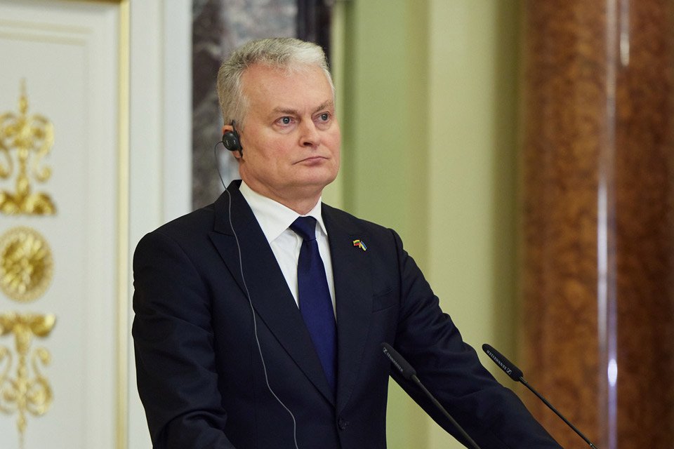 Президент Литвы призвал Израиль не использовать голод как политический инструмент.  Гитанас Науседа добавил, что гуманитарная ситуация в анклаве трагическая. Об этом он заявил в ходе пресс-конференции с президентом Израиля, находящимся в Вильнюсе.    Визит израильского лидера сопровождается акциями протеста у президентского дворца.