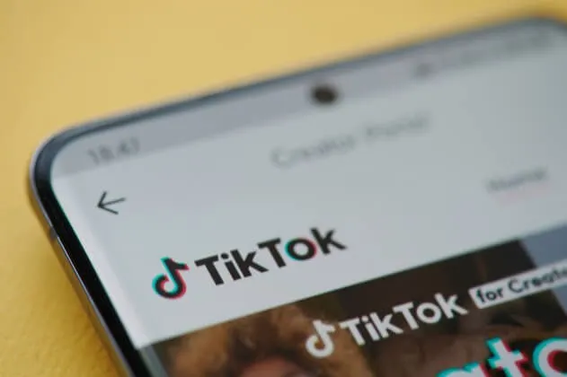 TikTok для путешественников TikTok запустил в США функцию TikTok GO которая позволяет пользователям бронировать отели экскурсии и туристические услуги прямо внутри приложения Новый сервис доступен пользователям старше 18 лет и работает в партнерстве с крупными туристическими платформами включая Booking com Expedia Trip com и GetYourGuide Запуск TikTok GO отражает стратегию компании по превращению платформы из сервиса для просмотра контента в полноценную экосистему с собственными транзакциями и коммерческими услугами TikTok рассчитывает создать новые источники дохода превращая популярные видеообзоры путешествий в инструмент прямых продаж Эксперты отмечают что для ключевых партнеров проекта новый сервис это одновременно и точка роста и долгосрочная угроза Агентства получают огромный приток молодой аудитории при этом TikTok забирает себе контроль над клиентским опытом Пожалуй лучший канал о маркетинге в Telegram и в MAX