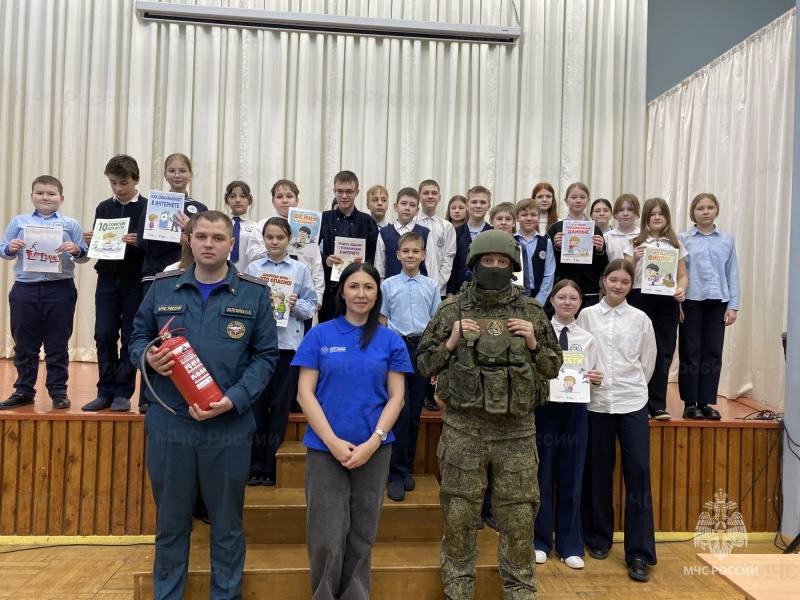 В Курской области завершается месячник безопасности. Он проводился во всех образовательных организациях региона.    Комплексный урок безопасности состоялся в школе №35 г. Курска.   В гости к юным курянам пришли сотрудники Главного управления МЧС России по Курской области и эксперт Лиги безопасного Интернета.    В первую очередь, ребятам рассказали о правилах пожарной безопасности. Важный момент – безопасность на воде в зимний период.    Ребятам напомнили и правила поведения при обнаружении подозрительных предметов.   Впервые курским школьникам рассказали о том, как сделать Интернет для себя безопасным.  Среди гостей открытого урока - эксперт Лиги безопасного Интернета, волонтер Национального центра помощи пропавшим и пострадавшим детям Светлана Султангалеева.    Школьники узнали о правилах пользования социальными сетями, возможные риски мошенничества и вовлечения несовершеннолетних в торговлю запрещенными веществами через интернет.    МЧС Курск. ПОДПИСАТЬСЯ