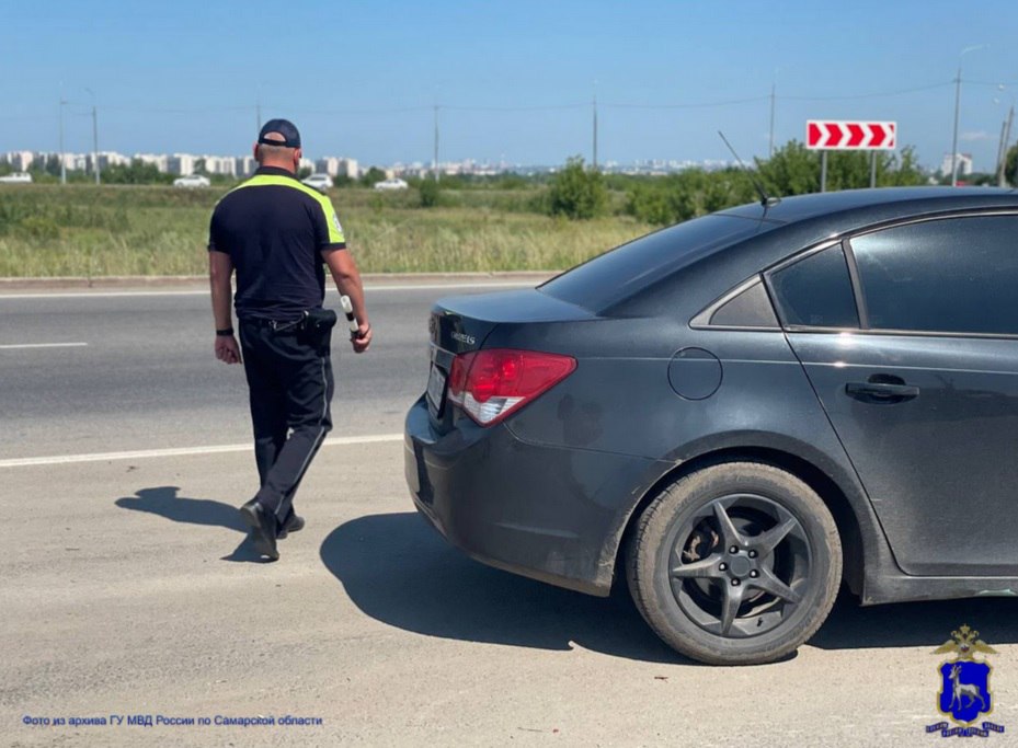 В марте текущего года инспекторы дорожно-патрульной службы Госавтоинспекции, находясь на маршруте патрулирования на улице Луговая в поселке Придорожный микрорайона Южный город, остановили для проверки документов автомобиль ВАЗ-21074 под управлением 19-летнего местного жителя. У водителя выявили признаки алкогольного опьянения. От прохождения медицинского освидетельствования на состояние опьянения он отказался. При документировании правонарушений сотрудники полиции установили, что ранее местному жителю уже назначалось наказание за аналогичное нарушение правил дорожного движения. В отношении мужчины возбудили уголовное дело, которое было расследовано и передано в суд. Волжский районный суд доказательства, собранные сотрудниками полиции, признал достаточными для вынесения фигуранту обвинительного приговора. Молодому человеку, с учетом всех обстоятельств дела, назначено наказание в виде обязательных работ на срок двести сорок часов. Приговор вступил в законную силу.