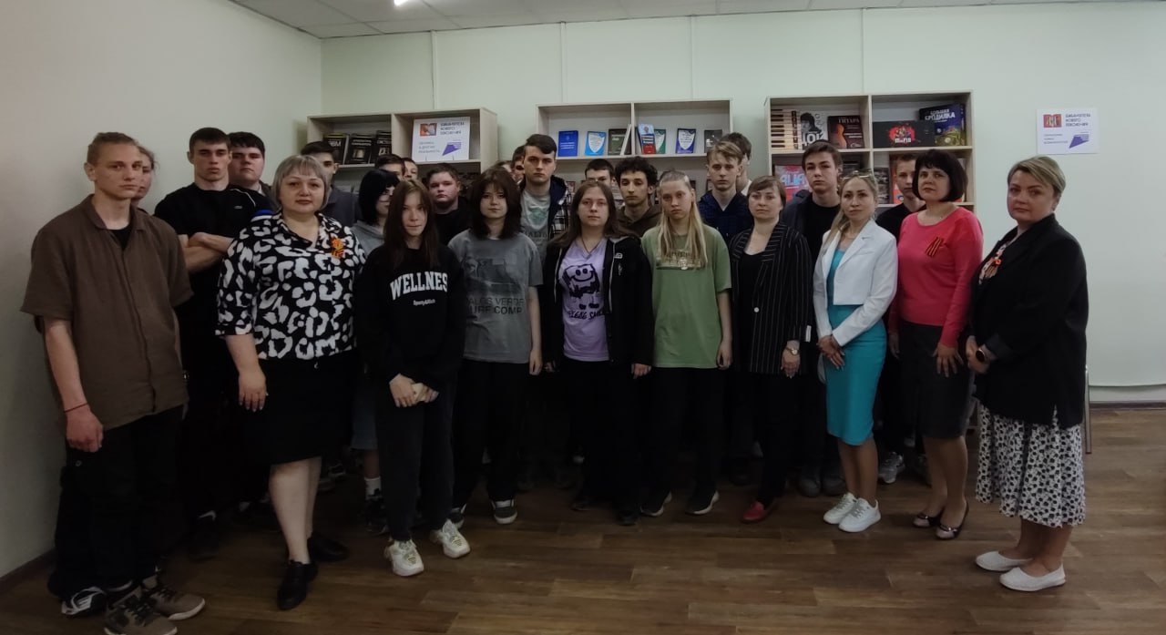 К 80-летию Победы в Великой Отечественной войне в модельной библиотеке МБУ "АГЦБС" состоялась игра-викторина "Дорогами Великой Победы". Активное участие в мероприятии приняли студенты АКИТЭ, которые смогли проявить себя и показать свои знания о Великой Отечественной войне. 9 мая мы отмечаем Победу в войне, которая коснулась без исключения каждой семьи. Этот день – не просто историческое событие, это целая эпоха, наполненная героизмом, трагедией и безграничной верой в лучшее будущее. Подростки отвечали на вопросы о ключевых битвах и сражениях, в фотоконкурсе называли крупные памятники ВОВ, расшифровывали секретное донесение, вспомнили песни военных лет и одну из них исполнили всей командой. Победителям вручили значки "80 лет Великой Победы", ведь встретить 9 мая со значком на груди - это ещё один способ отдать дань памяти и уважения нашим ветеранам.