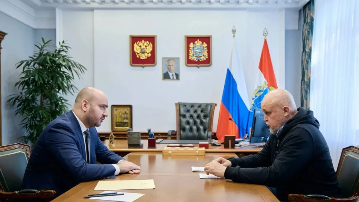 Губернатор Вячеслав Федорищев встретился с Министром энергетики РФ Сергеем Цивилевым в Самаре В пятницу 8 мая в Самарскую область прибыл Министр энергетики Российской Федерации Сергей Цивилев В рамках рабочей программы Министра состоялась встреча с губернатором региона Вячеславом Федорищевым Стороны обсудили текущее состояние и перспективы развития топливно энергетического комплекса области В частности было отмечено что совокупный объем инвестиций электросетевых организаций в рамках инвестиционных программ на 2026 2029 годы составит более 50 млрд рублей В этот период планируется строительство двух и реконструкция трех подстанций Отдельное внимание в инвестиционной программе ПАО Россети Волга уделено обеспечению безопасности объектов Предусмотрено оснащение инфраструктуры комплексной системой кибербезопасности а также инженерно техническими средствами охраны для повышения антитеррористической и противодиверсионной защищенности Проектные работы по этому направлению уже начаты сообщил губернатор Также Вячеслав Федорищев отметил что в регионе продолжается реализация программы социальной догазификации По итогам 2025 года заключено 4 278 договоров на догазификацию домовладений газифицировано 10 населенных пунктов Область в федеральной системе мониторинга по догазификации занимает восьмое место среди регионов России В текущем году ставим перед собой задачу максимально нарастить темпы подключения потребителей к газовым сетям доложил Вячеслав Федорищев Газификация имеет важнейшее значение для жителей и промышленности Самарской области Мы ни в коем случае не должны снижать набранные высокие темпы реализации программы подчеркнул Министр В числе других вопросов рассмотренных в ходе встречи развитие нефтяной отрасли региона включая нефтедобычу нефтепереработку магистральный нефте и нефтепродуктопроводный транспорт деятельность профильных институтов бурение и реализацию топлива Правительство Самарской области ГТРК Самара MAX lВК lОК lСАЙТ