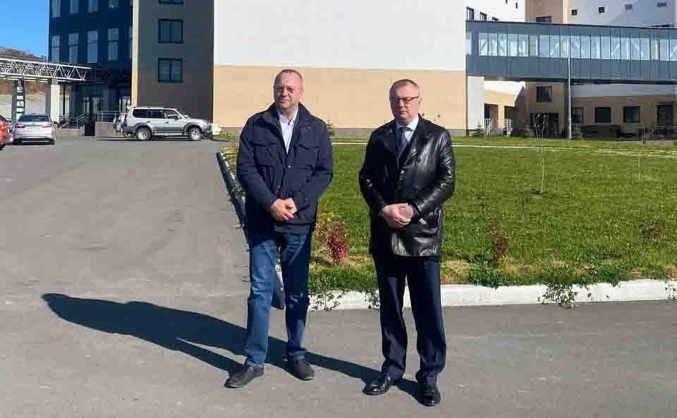 Михаил Селютин стал главврачом камчатской краевой больницы Он сменил недавно уволившегося Андрея Кислякова К работе в новой должности Михаил Селютин приступил с понедельника 6 октября Свой первый рабочий день он начал с планёрки и в целом провёл его довольно активно рассказал в своём телеграм канале глава регионального Минздрава Олег Мельников Подробности по ссылке   kamtime ru article 96defb4f 9b20 463b 9a2b 0af4674e2c2b