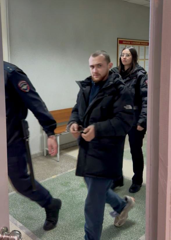 Мера пресечения обвиняемому в надругательстве над подростком Ленинский районный суд г Екатеринбурга рассмотрел ходатайство следователя об избрании меры пресечения в отношении Эдуарда Шафикова Органами предварительного расследования он обвиняется по п а ч 3 ст 131 УК РФ Изнасилование несовершеннолетней группой лиц по предварительному сговору   Суд избрал обвиняемому меру пресечения в виде содержания под стражей по 11 марта 2026 года включительно  Постановление суда в законную силу не вступило и может быть обжаловано участниками в суд вышестоящей инстанции  P S Также следствие ходатайствует об аресте еще двух обвиняемых в этом же преступлении Об итогах рассмотрения обязательно сообщим Ленинский районный суд г Екатеринбурга Ленинский районный суд Екатеринбурга мера пресечения