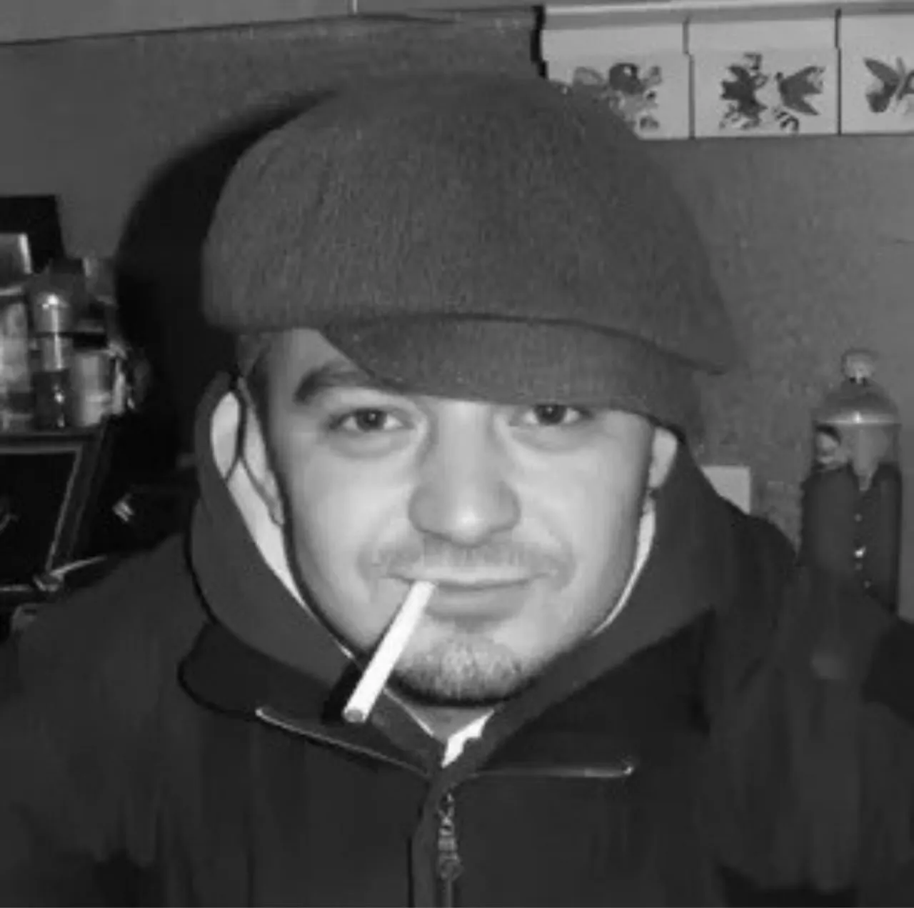 В колонии погиб кубанский художник Владимир Яроцкий осужденный за фейки об армии и картину с Путиным и георгиевской лентой В ночь с 6 на 7 мая в колонии ИК 9 Хадыженска Краснодарский край покончил с собой 41 летний политзаключенный Владимир Яроцкий Об этом SOTAvision стало известно из письма другого политзаключенного Александра Ноздринова который также отбывает срок в этой колонии Информацию о гибели Яроцкого подтвердил канал Политзек Инфо По словам Ноздринова Яроцкий жаловался на давление со стороны администрации колонии Политзаключенный участвовал в тюремных работах по ночам несмотря на противопоказания по состоянию здоровья На просьбы изменить условия труда администрация ИК отвечала новым давлением В мае 2025 года Краснодарский краевой суд приговорил краснодарского художника Владимира Яроцкого к 5 5 годам колонии по статьям о фейках об армии и об осквернении символов воинской славы Поводом для обвинения в распространении фейков стал пост Яроцкого от сентября 2022 года В нем он по версии следствия разместил недостоверную и ничем не подтвержденную информацию о количестве погибших и пропавших без вести на территории Украины военнослужащих ВС РФ Осквернением символов воинской славы суд счел карикатуру на которой художник пишет портрет Путина а на холсте изображен пенис К изображению прикреплена георгиевская лента в виде банта Под картинкой было написано Умные люди видят что Путин заживо хоронит Россию а дураки уверены что он ее спасает В мае 2024 года Яроцкому также назначили штраф в 350 тысяч рублей по делу о призывах к терроризму из за поста с призывами к покушению на Путина в целях прекращения его деятельности и СВО Страницу Яроцкого во ВКонтакте заблокировали по требованию Генпрокуратуры Владимир Яроцкий минимум седьмой российский политзаключенный погибший в заключении с начала 2026 года Фото соцсети