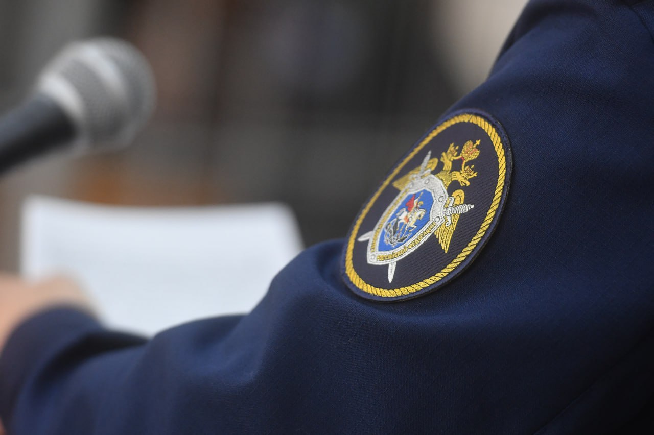 В Оренбурге в детском лагере «Березки» погиб подросток «Комсомольской правде» в региональном Следкоме подтвердили информацию. Смерть школьника не носит криминальный характер. Причина гибели 16-летнего оренбуржца еще выясняется. СК проводит проверку. Смерть еще одного ребенка в 2025 году взбудоражила оренбуржцев. В мае текущего года в Оренбурге 11-летний мальчик попал в больницу с серьезными ожогами. Врачи не смогли спасти ему жизнь. Родители погибшего предполагают, что к гибели их сына причастен его 12-летний друг. Он гулял вместе с ним в момент трагедии. Региональный Следком расследует уголовное дело, а федеральный СК держит ситуацию на контроле.