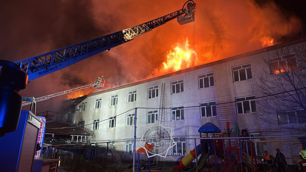 Пожар в детском доме в Алматы что известно к этому часу Пожар на территории детдома охватил столовую и кровлю примыкающего трёхэтажного здания Детали Спасателями проводится вскрытие кровли Площадь пожара уточняется Создан оперативный штаб ведётся постоянный контроль за обстановкой Также к месту пожара прибыли все экстренные службы города Работы по тушению продолжаются Тушение пожара осложняется сложной конструктивной особенностью здания большой пожарной нагрузкой а также тем что кровля покрыта деревянной фанерой с резиновым покрытием добавили в МЧС Воспитанники детского дома размещены в здании мечети и обеспечены питанием С ними находятся медики и психологи ЦМК и ДЧС оказывающие необходимую помощь и поддержку t me ulysmediatg