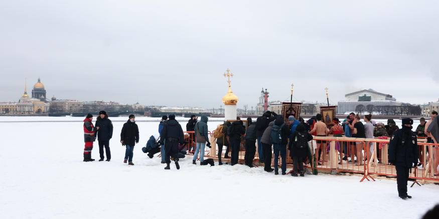 В Санкт-Петербурге оборудовали 16 крещенских купелей, в 10 районах города.   Рекомендуем желающим окунуться в прорубь выбирать только эти места, т.к. они будут специально подготовлены. За безопасностью собравшихся проследят сотрудники спасательных и медицинских служб.        Места СПб       Новости СПб