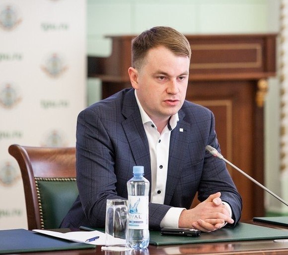 Бывшего ректора Томского политехнического университета Дмитрия Седнева признали невиновным по делу о злоупотреблении должностными полномочиями И на фоне судебных решений последних лет вердикт Кировского районного суда Томска явно выделяется Суд установил что в деянии Седнева отсутствует состав преступления и вынес оправдательный приговор Напомним что в 2023 году ректора обвинили в злоупотреблении должностными полномочиями и растрате По версии следствия он использовал служебные полномочия для трудоустройства другого лица зная что то не намерено исполнять свои трудовые обязанности И поэтому с ноября 2021 го по январь 2023 го были незаконно и необоснованно начислены зарплата и премии в размере более 5 млн рублей 3 апреля 2023 года Седнев ушел с поста ректора по состоянию здоровья ОбОбраз