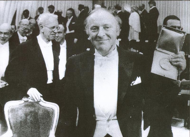 10 декабря 1987 в Стокгольме король Швеции Карл XVI Густав вручил Иосифу Бродскому Нобелевскую премию по литературе за всеобъемлющее творчество проникнутое ясностью мысли и поэтической интенсивностью Бродский стал пятым нобелевским лауреатом по литературе из СССР и России Ранее этой высокой награды удостоились Иван Бунин 1933 Борис Пастернак 1958 Михаил Шолохов 1965 Александр Солженицын 1970 Из Нобелевской лекции Иосифа Бродского Если тем что отличает нас от прочих представителей животного царства является речь то литература и в частности поэзия будучи высшей формой словесности представляет собою грубо говоря нашу видовую цель Иосиф Александрович Бродский 10 декабря 1987 Швеция Стокгольм Из собрания музея Анны Ахматовой в Фонтанном Доме