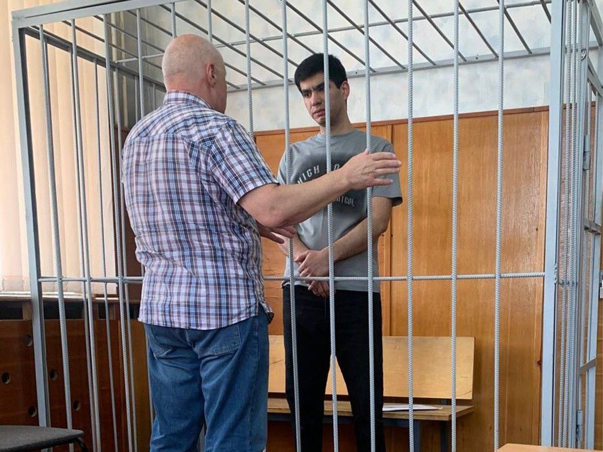 К пяти годам в колонии приговорили екатеринбуржца за взятку сотруднику ДПС В декабре прошлого сотрудник ГИБДД остановил водителя заподозрив его в том что он пьян и пригласил пройти в служебный автомобиль В патрульной машине мужчина по версии следствия предложил взятку сотруднику ДПС в размере 300 тысяч рублей Сообщается что инспектор ДПС отказался но водитель положил в подстаканник служебного автомобиля 27 тысяч рублей В итоге на мужчину возбудили уголовное дело по статье о покушении на дачу взятки должностному лицу ч 3 ст 30 п б ч 4 ст 291 УК РФ Телеграм канал ve4ved Поддержать Подписаться Прислать новость 18