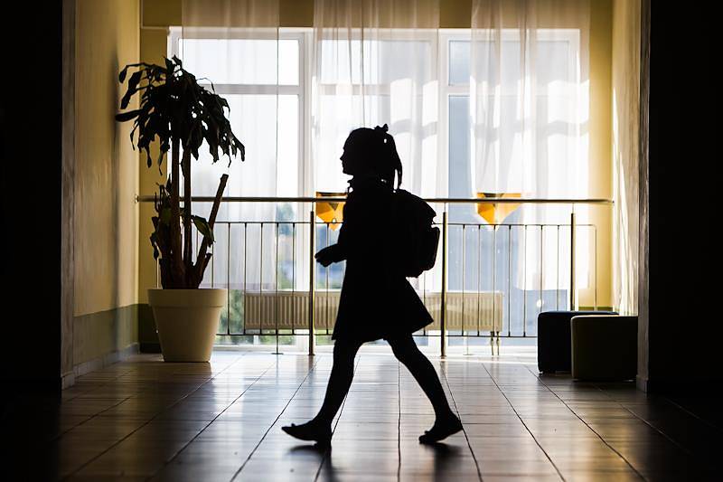 В Госдуму внесут законопроект о штрафах за травлю в школах буллинг и кибербуллинг Об этом сообщает ТАСС со ссылкой на соответствующий документ Проект устанавливает наказание за систематическое унижение чести и достоинства граждан Под травлей понимается регулярно повторяющиеся действия которые выражены в неприличной или другой форме противоречащей нормам морали Обычных граждан предлагается штрафовать на сумму от 10 до 50 тысяч рублей должностных лиц от 100 до 200 тысяч рублей а юридических от 100 до 500 тысяч рублей По словам депутата Госдумы Леонида Слуцкого статистика гласит что с оскорблениями и издевательствами сталкивается каждый четвертый школьник При этом известно только о тех случаях о которых дети не побоялись рассказать родителям или учителям Неутешительные цифры и по кибербуллингу 75 процентов детей стали жертвами травли в сети при этом за год этот показатель вырос на 15 процентов заключил парламентарий