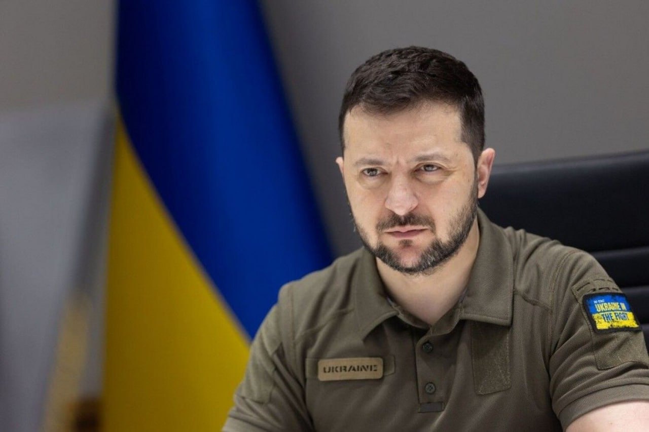 Украина ввела новый пакет санкций против России Президент Украины Владимир Зеленский сообщил о подписании нового пакета санкций, который, по его словам, затрагивает ряд российских финансовых схем, включая криптовалютные. Санкции введены против 60 юридических и 73 физических лиц – все физические лица являются гражданами России. Зеленский уточнил, что Украина намерена добиваться синхронизации этих ограничений с санкционными режимами ЕС и других юрисдикций. Российские власти назвали санкции незаконными. Президент РФ Владимир Путин ранее заявлял, что «давление на Москву бесполезно», и подчеркивал готовность к переговорам при условии учета взаимных законных интересов. СТАРШИЙ ИНСПЕКТОР