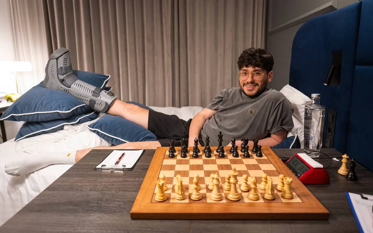 Алиреза Фирузджа снялся с Super Chess Classic Romania 2026 Несмотря на попытки продолжить участие Алиреза Фирузджа все же принял решение сняться с Super Chess Classic Romania 2026 Напомним что после третьего тура Фирузджа получил травму лодыжки после чего сыграл две партии лежа Фирузджа К сожалению из за травмы лодыжки полученной во время турнира я решил сняться с соревнований Благодарю организаторов за их поддержку и понимание а также всех кто следил за партиями Желаю участникам и организаторам всего наилучшего до конца турнира В Румынии Фирузджа сыграл пять партий в которых трижды проиграл и дважды сыграл вничью По итогам турнира Алиреза потерял 15 пунктов классического рейтинга и на данный момент выпал из топ 10 Фото Lennart Ootes новости турнир