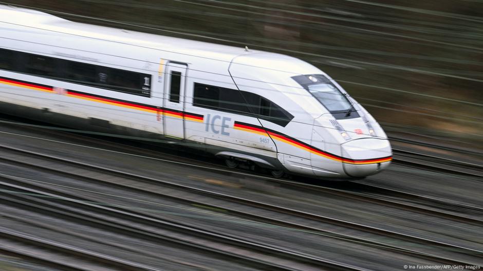 Deutsche Bahn регулярно отменяет поезда чтобы приукрасить статистику опозданий 16 сентября один из скоростных поездов DB следовавший по маршруту Мюнхен Гамбург был отменен примерно на половине пути в Кельне К этому моменту он уже опаздывал более чем на час Официальная причина отмены неожиданная нехватка персонала Пассажирам пришлось менять планы и ждать следующего поезда по этому маршруту Однако за полтора часа до отмены в рабочем чате центра управления движением DB появилось сообщение Поезд отменяется от Кельна для улучшения статистики сообщает издание Der Spiegel Сотрудники DB подтвердили изданию что в концерне это уже обычная практика отменять поезда ради статистики Дело в том что в статистике опозданий не учитываются отмененные поезда и менеджеры на местах активно используют этот метод чтобы представить свой отдел в выгодном свете отмечает издание Итоговую статистику опозданий DB демонстрирует например в отчетности за год Der Spiegel отмечает что нередко отмененные поезда в итоге просто едут по стране пустыми Чистый долг компании Deutsche Bahn собственником которого является государство сейчас составляет 22 миллиарда евро Иногда эта фиксация на показателях выглядит как стратегический расчёт чтобы выторговать у государства уступки финансирование инфраструктуры на миллиарды евро и защиту от конкуренции в дальнем сообщении пишет издание В августе стало известно что гендиректор компании Рихард Лутц досрочно покинет свой пост когда будет найден преемник dwglavnoe