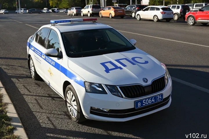 В Волгограде полиция разыскивает таксиста, сбившего после конфликта пассажира 7 июля в Красноармейском районе Волгограда правоохранители разыскивают водителя такси, покалечившего 39-летнего пассажира на бульваре Энгельса. Во время поездки между мужчинами произошёл конфликт, и волгоградец покинул чужой автомобиль, однако далеко уйти ему не удалось. - По словам пострадавшего, сегодня утром он совершил поездку в такси Datsun on-DO черного цвета. В салоне у него произошёл словесный конфликт с водителем, после чего последний высадил его и специально совершил наезд, - рассказали журналистам в ГУ МВД России по Волгоградской области. В результате случившегося у волгоградца был диагностирован перелом левой голени.