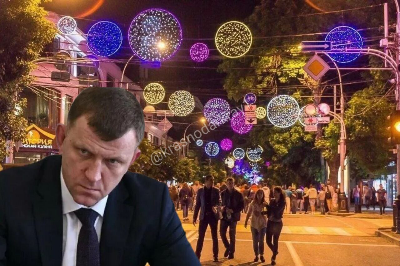Мэр Краснодара: речи об открытии пешеходной Красной не будет до конца Власти Краснодара не намерены закрывать автомобильное движение по ул. Красной в выходные дни для организации пешеходного движения как минимум до окончания Специальной военной операции России. Об этом рассказал глава Краснодара Евгений Наумов в ходе встречи с руководителями СМИ города. Градоначальник отметил, что эта улица никогда не была исключительно пешеходной, а только по выходным перекрывалась для движения автомобилей. «Наверно основная такая точка — это окончание СВО. До этого момента никто даже не заикается на эту тему», — сказал Наумов, отвечая на вопрос журналиста Ваши видео высылайте нам в бот Подпишись поделись Прислать видео новость