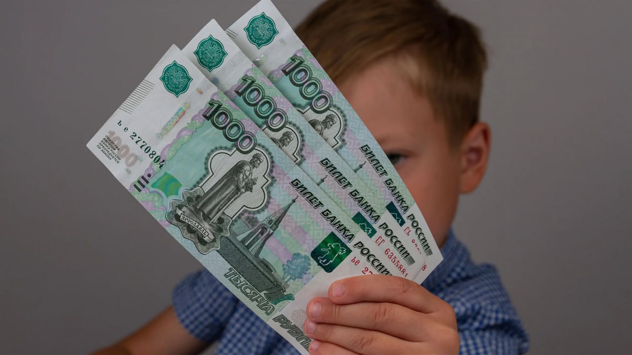 В ноябре из за праздников изменится график выплат детских и пенсионных пособий Уточняется что единое пособие и выплаты на детей до 3 лет будут перечислены 1 ноября вместо обычной даты 3 ноября А пенсии которые должны были прийти 3 ноября также выплатят досрочно Об этом свидетельствуют данные Пенсионного фонда и Социального фонда России Кроме того в ноябре пройдет перерасчет пенсий для граждан которым в октябре исполнилось 80 лет Им назначат повышенную фиксированную выплату 17 815 рублей вместо прежних 8 907 рублей Автоматический перерасчет коснется и получателей северных пенсий и граждан работавших в особых условиях Подписаться на truekpru Читать нас в MAX