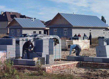 В Азовском районе строят этнографический комплекс «Немецкое подворье»  Масштабный проект представляет собой музей под открытым небом с немецкой усадьбой начала XX века, учебно-образовательным центром и кирхой. Комплекс станет центром притяжения для туристов со всей России.  Строительные работы идут по графику — завершены фундамент, стены и кровля немецкой избы. Сейчас ведутся отделочные работы. О ходе проекта губернатору Виталию Хоценко докладывает глава района Дмитрий Дизер.  Открытие запланировано на 2027 год. Проект реализует Фонд «Соотечественники», который начал работы в октябре прошлого года. Комплекс должен значительно увеличить туристический поток в район.