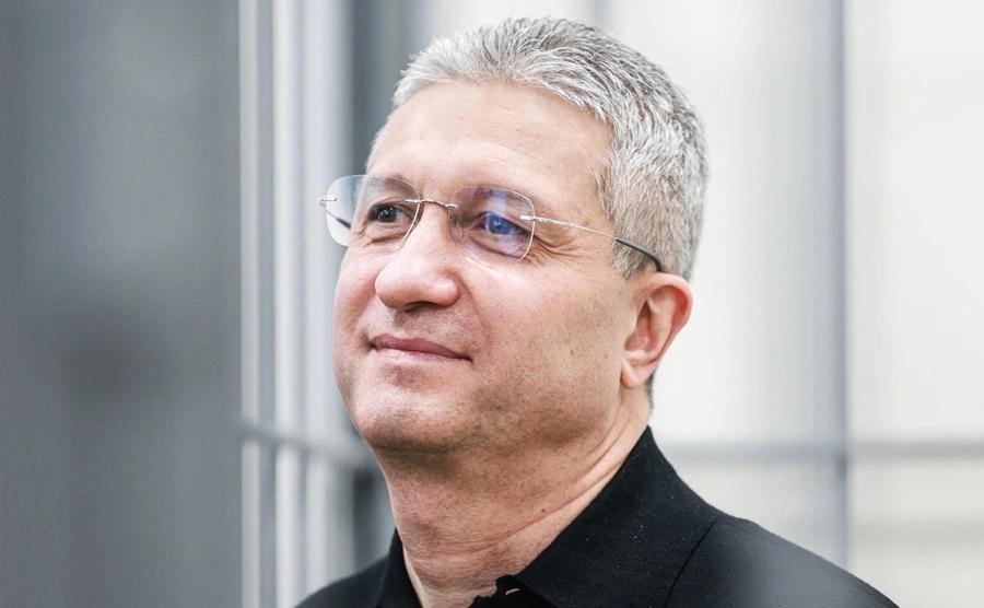 Суд продлил арест экс-замминистра обороны Тимура Иванова на три месяца Он останется в СИЗО до 23 октября по уголовному делу о получении взяток в особо крупном размере. На судебном заседании представитель следствия сообщил, что ведомство завершает сбор доказательств по еще двум эпизодам тяжких преступлений, в которых подозревается Иванов. По этим фактам пока не возбуждены отдельные уголовные дела