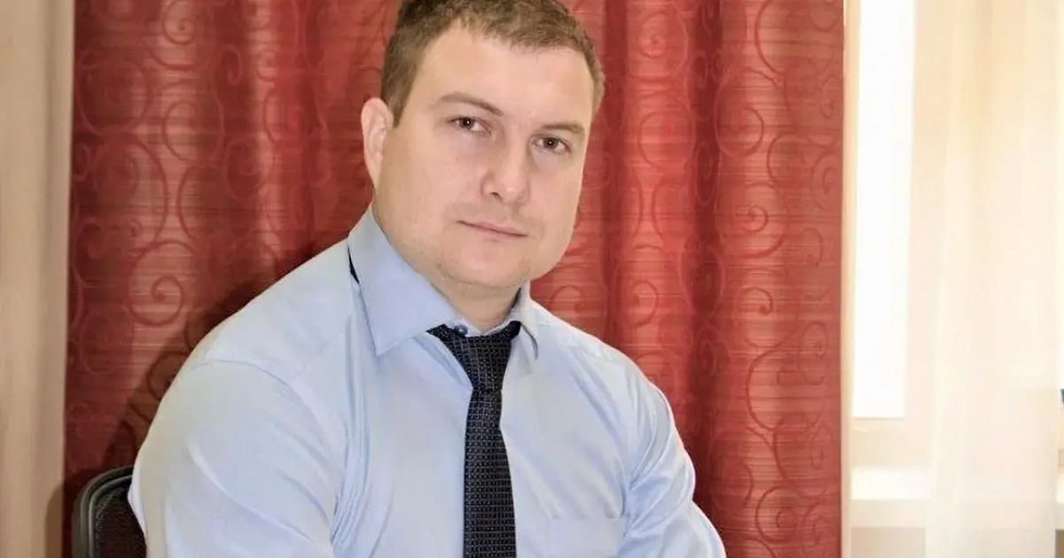 Экс-замглавы Краснодарского края Нестеренко отправили под домашний арест В Краснодаре суд принял решение отпустить из-под стражи бывшего заместителя главы администрации Краснодарского края Александра Нестеренко, который обвиняется в превышении полномочий при проведении капитального ремонта школы в Геническе. Вместо содержания под стражей ему была назначена мера пресечения в виде домашнего ареста до 21 июля 2025 года. Суд принял во внимание признание вины Нестеренко и его активное содействие следствию в раскрытии преступления. Также было учтено, что у обвиняемого есть постоянное место жительства, положительные характеристики и двое детей. Пресс-служба администрации Краснодарского края /фото/видео для публикации или заказать рекламу: «Утренний Юг»