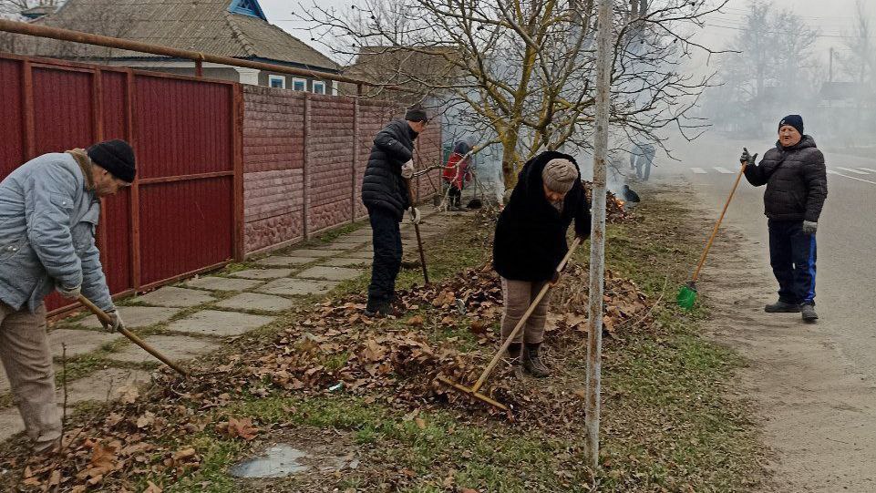 В Голой Пристани продолжается уборка общественных территорий  Сотрудники МКУ «Благоустройство Голопристанского МО» продолжают работы по очистке парковых зон, придомовых территорий, тротуаров и обочин дорог от опавших листьев и мусора. Очередная уборка проводится для поддержания чистоты и порядка в городе.  «Несмотря на регулярные обстрелы со стороны ВСУ, мы продолжаем работы по благоустройству, чтобы поддерживать надлежащие санитарные условия и внешний вид города», — сообщили сотрудники коммунальной службы.  #ГолаяПристаньСегодня        #Голопристанскийокруг           Подписаться во ВКонтакте          Подписаться в Одноклассниках