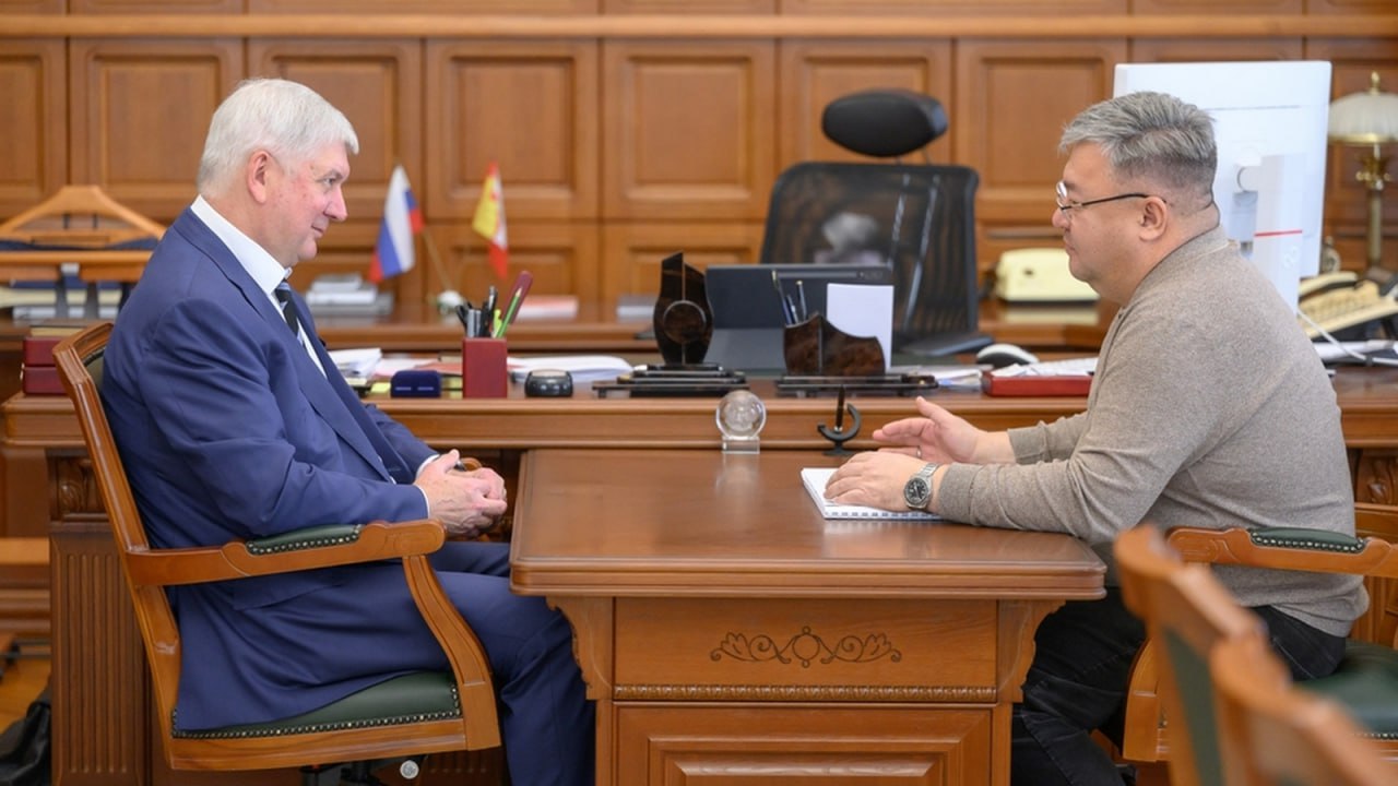 Институт Арена проконтролирует снос воронежского Центрального стадиона профсоюзов Губернатор Воронежской области Александр Гусев на встрече с гендиректором проектного института уникальных сооружений Арена Ерланом Бекмухамедовым обсудили подготовку к обновлению главной спортивной арены ФК Факел Руководитель компании отметил что разработанный проект воронежского стадиона представят на различных архитектурных выставках в том числе в Саудовской Аравии Объект планируют оснастить уникальной мультимедийной составляющей Большая часть оборудования строительных и отделочных материалов будет воронежского производства Уже на этапе сноса старого стадиона проектный институт будет осуществлять авторский надзор Подписывайтесь на канал РИА Воронеж в Max