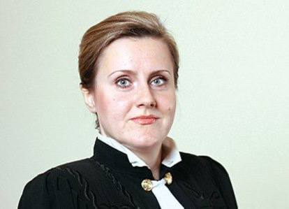 У бывшей судьи Елены Кондрат конфисковали торговый центр элитный особняк в Милениум парке 3 квартиры 17 участков земли и 19 нежилых помещений Ранее она была приговорена к 9 годам колонии за взятку 50 тысяч Напомним что на должность Председателя ВС РФ претендует Генеральный прокурор России Игорь Краснов и коллегия судей одобрила кандидатуру Краснова во главе Верховного суда Действующий генпрокурор Игорь Краснов был единственным кандидатом на рассмотрении и он очень хорошо понимает специфику своей задачи