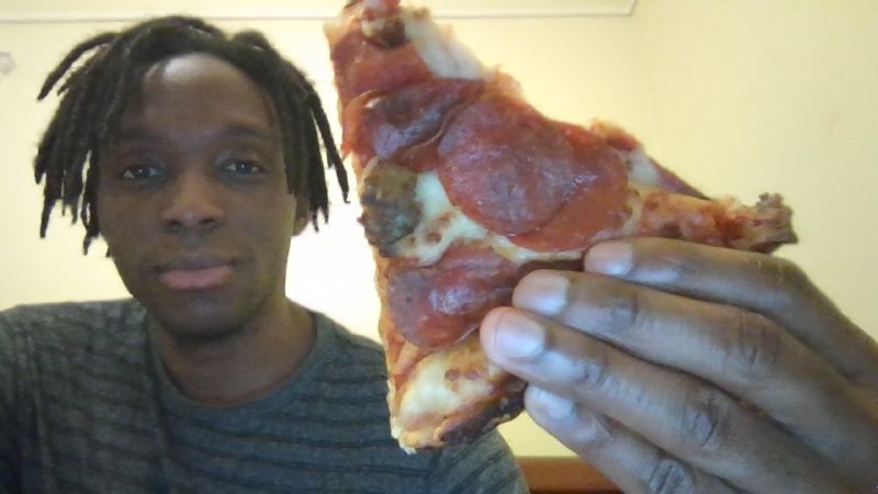 Это ор основатели ИИ стартапа Fireflies за 1 млрд в начале пути брали по 100 за ИИ которого не было Клиенты покупали подписку на некую супернейросеть которая делает саммари видеовстреч На самом же деле к встрече подключался основатель стартапа и вручную записывал содержание зум колла и через 10 минут скидывал клиенту саммари В итоге темщики смогли накопить на офис и уже реальную ИИ автоматизацию Теперь компания оценивается в 1 млрд В начале пути им хватало только на пиццу Будущие миллиардеры выглядят именно так