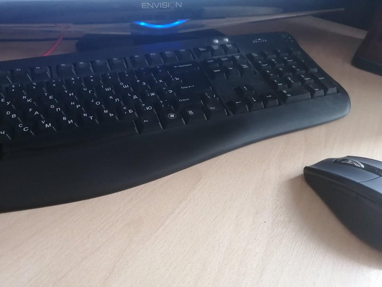 Шестидневных рабочих недель не будет в России в 2026 году Наступающий год будет сбалансированным и благоприятным для работающих Наступающий год в России пройдет без шестидневных рабочих недель однако в 2027 году такая неделя появится Об этом ТАСС сообщила член комитета Госдумы по труду социальной политике и делам ветеранов Светлана Бессараб По ее словам 2026 год будет сбалансированным и достаточно благоприятным для работающих с точки зрения соотношения рабочих выходных и праздничных дней Она отметила что в предстоящем году не планируется ни одной шестидневной рабочей недели количество рабочих дней составит 247 а выходных и праздничных 118 не считая 28 календарных дней отпуска Продолжение Фото ТЕЛЕПОРТ РФ ТЕЛЕПОРТ РФ здесь все об Амурской области  Мы в МАХ  Написать нам