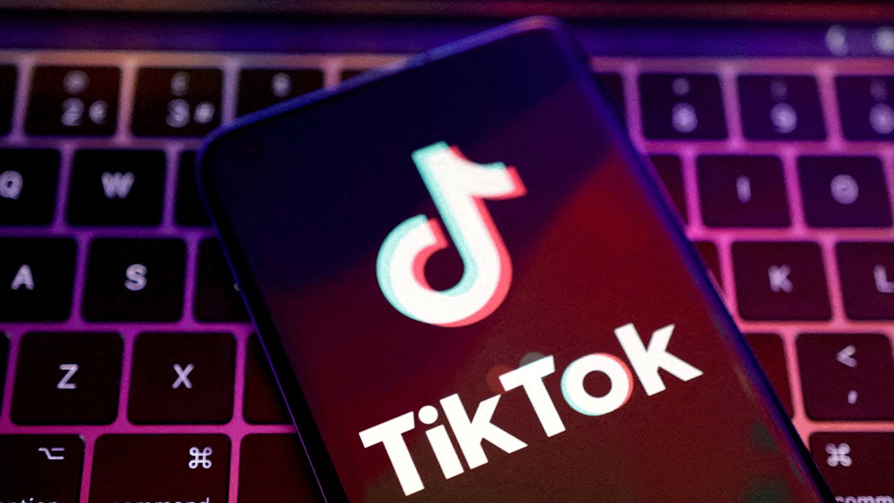 TikTok планирует уволить сотни модераторов контента в Великобритании и частично заменить их искусственным интеллектом Компания сделает это в рамках глобальной реструктуризации которая началась в прошлом году dtf ru life 3982244