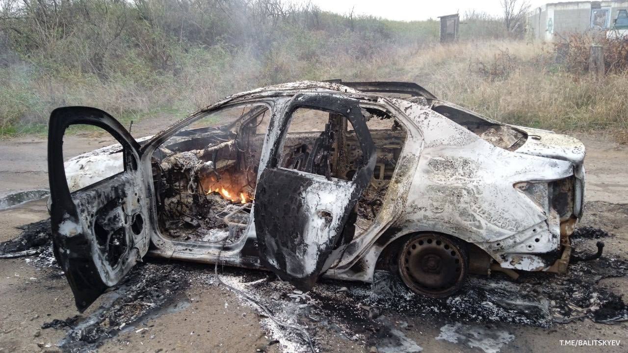 В селе Басань Пологовского муниципального округа в результате удара украинского БПЛА по автомобилю один человек погиб, еще трое получили ранения. Об этом сообщил губернатор Запорожской области Евгений Балицкий.  Кроме того, ВСУ атаковали село Верхняя Криница Васильевского муниципального округа – там ранение получил мирный житель.