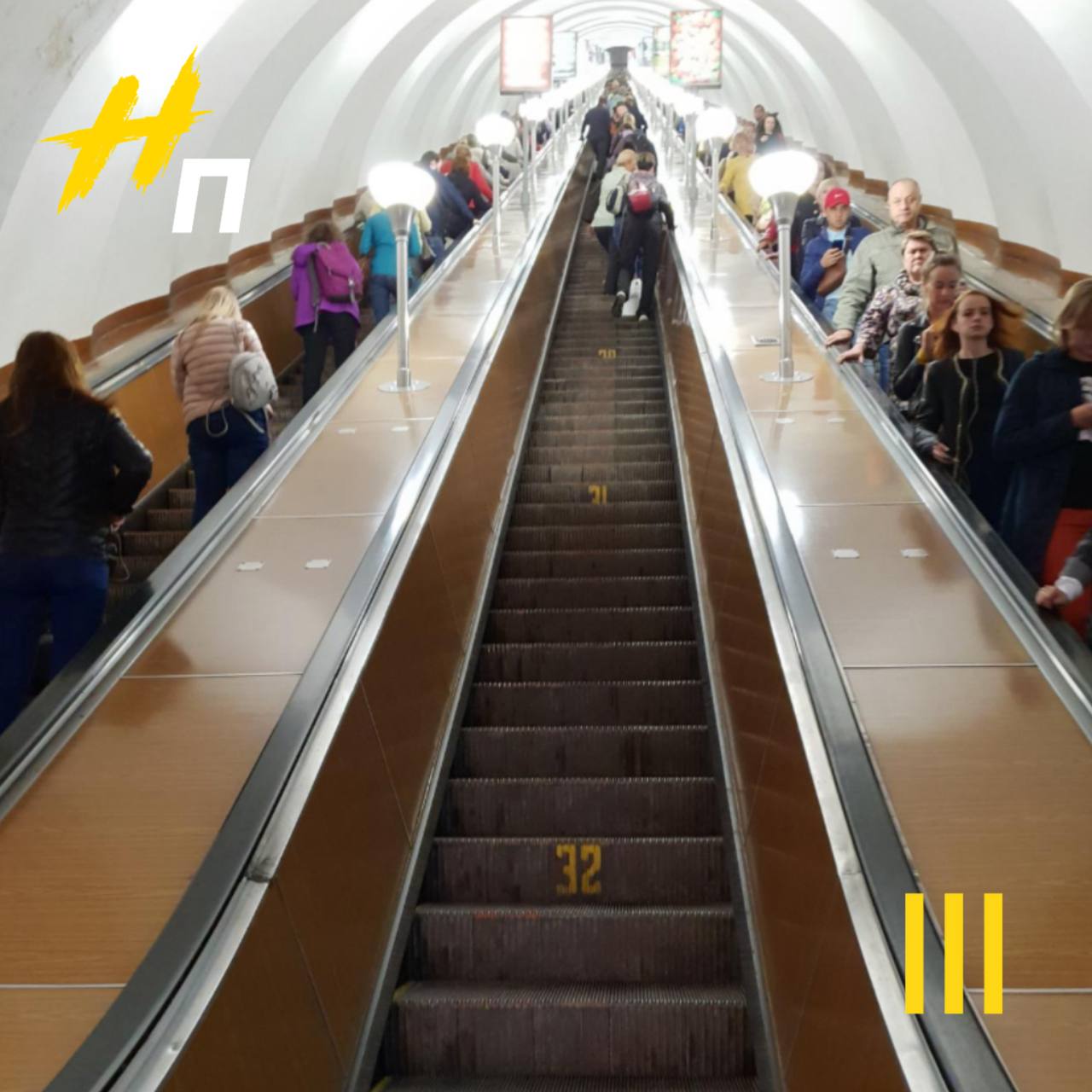 Петербургские врачи спасли ногу девочки застрявшую в эскалаторе на Лиговском проспекте Пятилетнюю малышку экстренно прооперировали в ночь на воскресенье в Педиатрическом университете Ногу девочки прямо в резиновом сапожке затянуло в движущиеся части эскалатора в результате чего раздробились кости Профессионализм наших врачей находится на высочайшем уровне Они ювелирно собрали переломанные участки и скрепили их специальными металлическими конструкциями Сообщается что прогнозы на восстановление очень оптимистичные Здоровья ребенку Огромная благодарность врачам Новый Петербург предложить новость