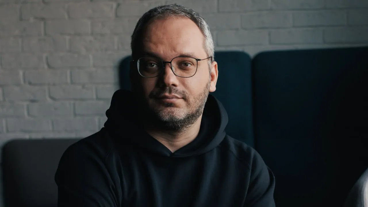 PR директор Сергей Становкин покидает МТС AdTech Он выстраивал коммуникации рекламного бизнеса компании с момента его запуска в 2017 м а до перехода в структуру оператора был известен медиаиндустрии как многолетний глава коммерческого представительства телеканала BBC World News в Евразии Дальнейшая карьера Становкина по его словам уходит от классического пиара новое место работы будет связано со стыком технологий данных и трансформации бизнес процессов В МТС AdTech руководящую должность займет сотрудник из внутренних резервов а еще параллельно компания открыла вакансию пресс секретаря mediastanciacom Медиастанция в MAX