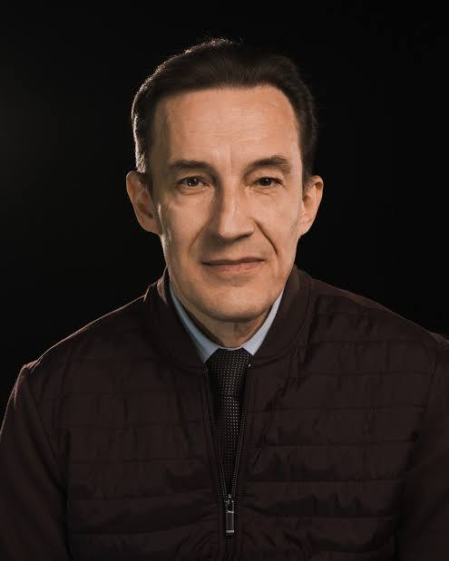 Новым директором Камчатского театра драмы и комедии стал Алексей Казаков ранее возглавлявший Камчатский театр кукол Он вступил в должность сегодня его представили труппе на рабочем собрании Казаков имеет 30 летний опыт работы в театральной сфере занимал руководящие должности поставил десятки спектаклей и сыграл более 20 ролей в кино В своей новой роли он заявил что воспринимает назначение как кредит доверия и ответственность перед зрителями и коллективом отметив особую отзывчивость камчатской публики Подписаться Предложка Чат