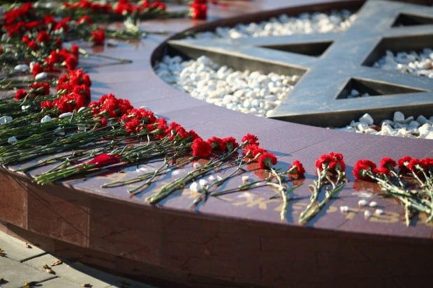 В Волгограде пройдет митинг в память о жертвах холокоста Во вторник 27 января в городе герое состоится мероприятие посвященное Международному дню памяти жертв холокоста Митинг начнется в 13 30 у памятного знака жертвам холокоста расположенного в сквере имени 8 Марта в Центральном районе города Напомним памятный знак представляющий собой кольцеобразный монумент из красного гранита вокруг звезды Давида был торжественно открыт в этом сквере в 2021 году Его установку приурочили к Международному дню борьбы против фашизма расизма и антисемитизма Ежегодно 27 января мировое сообщество вспоминает миллионы жертв нацистского геноцида Эта дата была установлена Генеральной Ассамблеей ООН в 2005 году в годовщину освобождения советскими войсками концентрационного лагеря Аушвиц Биркенау Освенцим в 1945 году