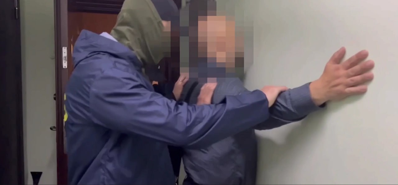 Раздавал квартиры чиновникам? Сотрудники ФСБ задержали бывшего первого замглавы города Щучье в Москве По версии следствия, в 2020 году бывший руководитель незаконно передал 7 муниципальных квартир сотрудникам местной администрации, когда исполнял обязанности главы Щучье. Эти квартиры должны были выдать нуждающимся в жилье. Силовики считают, что бюджету нанесен ущерб более 17 млн рублей. В отношении чиновника возбудили уголовное дело о превышении должностных полномочий. В апреле 2025 года за совершение аналогичных преступлений был задержан бывший глава Щучья, говорят в УФСБ России по Курганской области. Задержанного привезли в Курган. Сейчас он под стражей.