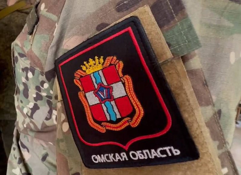 Два года в заточении: омич вернулся из украинского плена После двух лет в украинском плену военнослужащий из Омского района возвращается на Родину. Об этом сообщила депутат Госдумы то Омской области Оксана Фадина. Депутат также сообщила, что работа по возвращению бойца велась при тесном сотрудничестве с уполномоченным по правам человека Татьяной Москальковой с июля 2023 года. Перед включением омича в список обмена требовалось собрать факты и информацию о его местонахождении, после чего изменить его статус с «пропавший без вести» на «пленный». Житель Омской области вернулся на Родину в ходе обмена пленными по формуле 1000 на 1000 человек, который прошел в воскресенье, 22 июня. Договоренности о масштабном обмене были достигнуты в Стамбуле 16 мая.