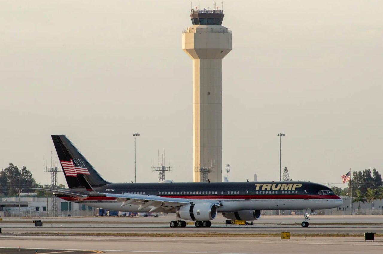 NYT Аэропорты под Вашингтоном и во Флориде могут быть переименованы в честь Трампа Трамп уже увековечил своё имя на небоскребах гольф клубах и даже Центре исполнительских искусств имени Джона Кеннеди возможно пришла очередь аэропортов Чувствуете лёгкую манию величия Компания семьи Трампа подала заявку на регистрацию товарного знака для использования имени президента в названиях аэропортов Среди вариантов President Donald J Trump International Airport Donald J Trump International Airport и DJT в качестве возможного кода аэропорта Одно из этих имён может быть присвоено Международному аэропорту имени Даллеса под Вашингтоном или тому что находится в Палм Бич недалеко о резиденции главы Белого дома Мар а Лаго В заявлении компании Trump Organization говорится что она подала заявку потому что имя Трампа является наиболее часто нарушаемым товарным знаком в мире При этом в заявлении сказано что компания не планирует получать выгоду от этого товарного знака в случае того если в честь Трампа назовут аэропорт Традиционно аэропортам и другим объектам присваивают имена американских лидеров после завершения их президентства либо после их смерти как это было с Джоном Кеннеди 1961 1963 Ранее в США переименовали Центр исполнительских искусств имени Джона Кеннеди С 18 декабря 2025 года главный театрально концертный комплекс Вашингтона носит название Центр исполнительских искусств имени Джона Кеннеди и Дональда Трампа Кроме того в честь действующего американского президента назван тип новых кораблей ВМС США а все самолёты из его авиапарка будут перекрашены в любимые цвета Трампа тёмно синий красный и золотой