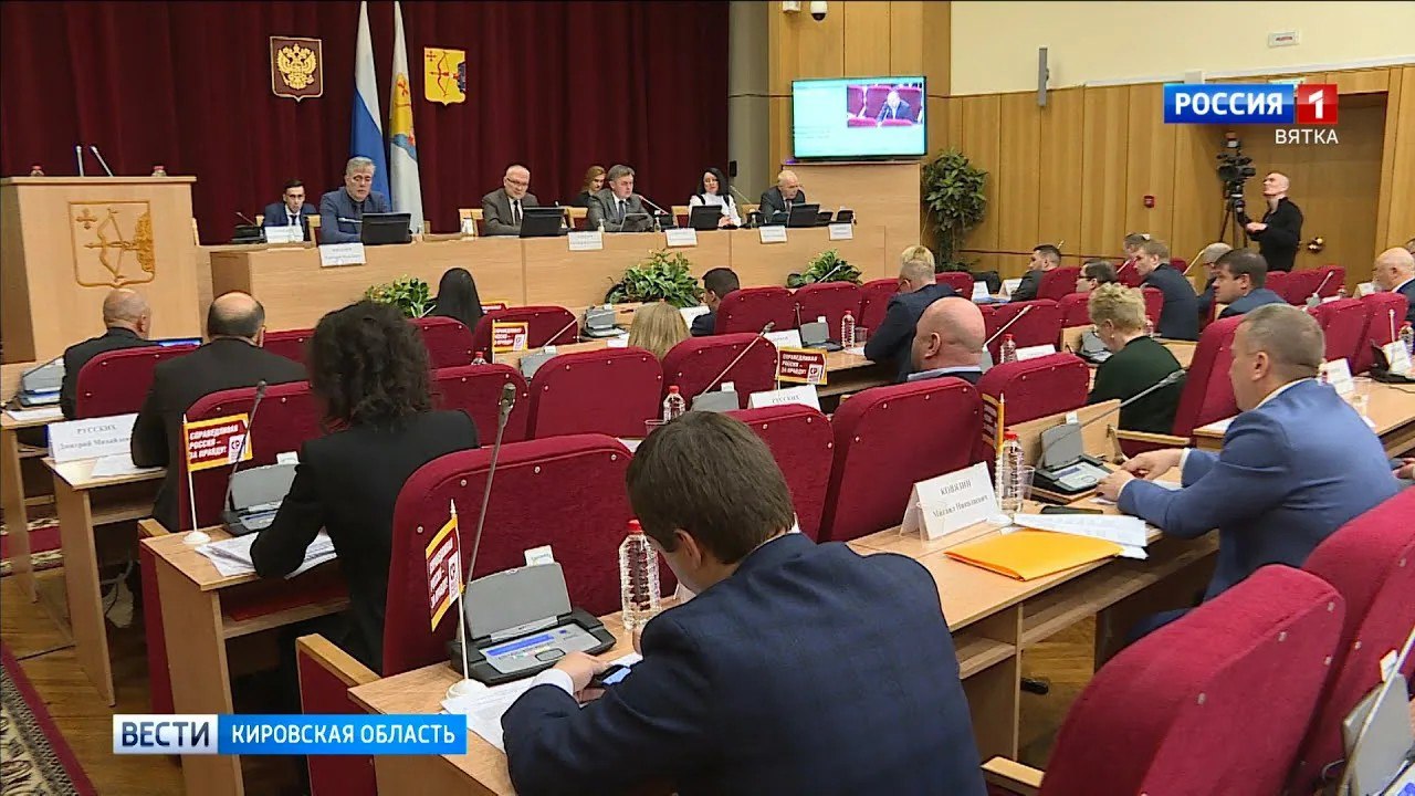 В Кировской области вводится единовременная выплата для молодых специалистов на приобретение жилья в сельской местности. Депутаты Заксобрания Кировской области приняли сегодня закон о введении в регионе новых мер поддержки, которые помогут привлечь молодые кадры на село. Студенты-целевики, которые получают востребованную в АПК профессию, смогут получать повышенную стипендию, а молодые специалисты в первые три года работы – ежегодное пособие. Также для них вводится выплата на покупку, строительство или реконструкцию жилья. Если ориентироваться по предельному размеру субсидий, молодой специалист с высшим образованием за первые 3 года работы может получить полмиллиона рублей только в качестве подъемных.