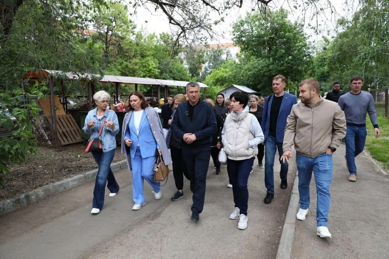 Глава Самары Иван Носков обсудил благоустройство дворов с жителями города В Самаре действует программа «Формирование комфортной городской среды», благодаря которой могут преображаться дворовые территории. Возможности для преображения городской территории глава города Иван Носков обсудил с жителями в ходе рабочего выезда в Октябрьский район. Мэр побывал во дворах на проспекте Ленина, 3 и Скляренко, 6. Двор на проспекте Ленина, 3 – один из самых длинных в Самаре: его протяженность превышает километр. Здесь хотят заасфальтировать дворовые проезды, обустроить парковки и обновить контейнерные площадки. Также активные жители дома продолжают собирать мнения по дальнейшему благоустройству. Во дворе планируют сделать детские и спортивные площадки, беговые дорожки и т.д. Проект для участия в программе сейчас формируют. Во дворе на улице Скляренко, 6 сейчас ремонтируют дворовые проезды. В центре двора есть бесхозные настройки, и после их сноса жители дома хотят сделать комплексное благоустройство. Глава города пообещал им помощь в сносе построек и создании проекта для будущего благоустройства двора.